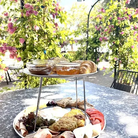 Panellinion Luxury Bed & Breakfast 3*